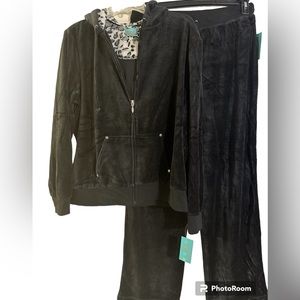 NWT black velour track suit size XL